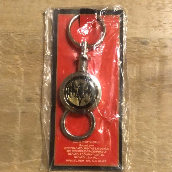 🖤❤️🦇 Bacardi Bat Trademark Rum Key Chain 🦇 Car Keys 🔑 NWT ❤️🖤 - Picture 1 of 8